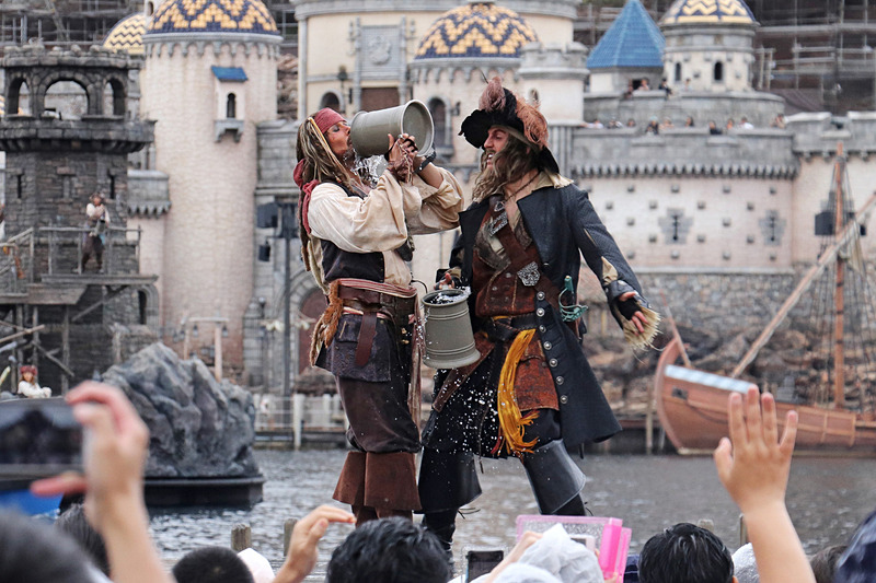 大きなビアマグで水を豪快に飲んで吹き出したり