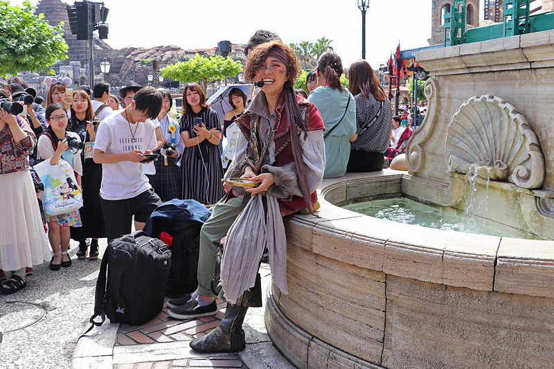 元気な女海賊もトークがうまい！　みんなでポーズを取ったりと盛り上がる