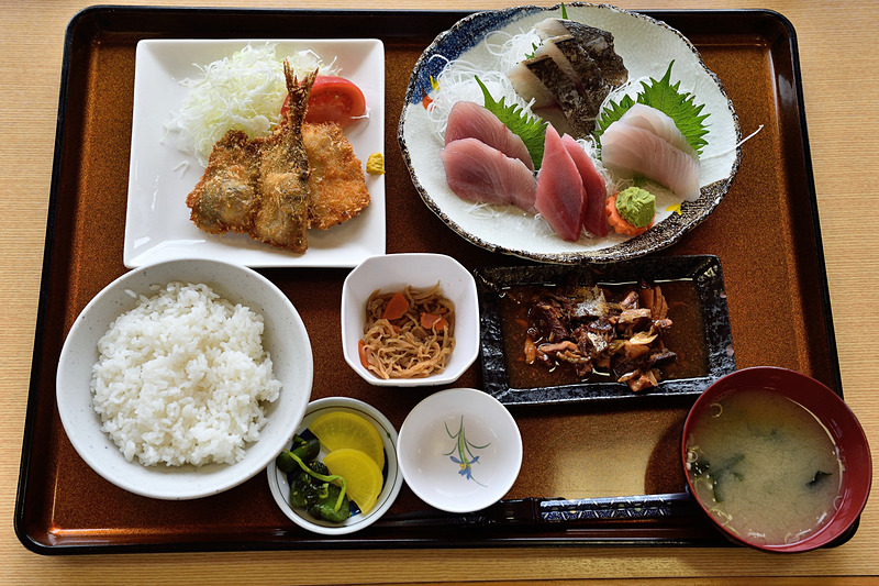 「まんぷく定食」は、マグロ、メダイ、サゴチ、ワラサのお造りや、シイラとアジのフライ、煮魚などがセットになったボリューム満点のメニュー