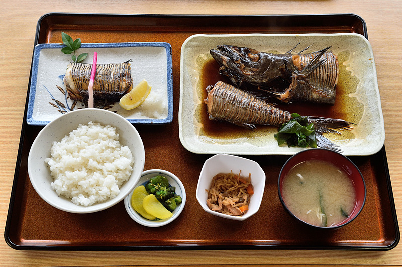 「エンザラセット定食」は、幻の魚「エンザラ」を塩焼きと煮付けでたっぷり堪能できるメニュー。脂がのった身が絶品