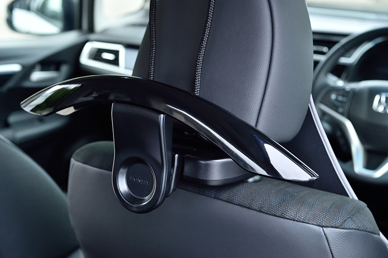 ヘッドレストに装着する「スマートクリップとハンガー」