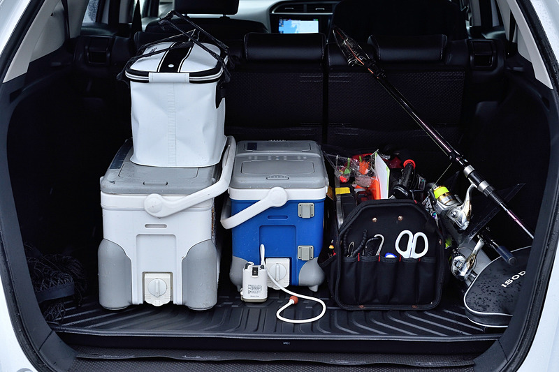 クーラーボックスや釣り道具など、かさばる荷物もラクラク積めるSHUTTLEの荷室