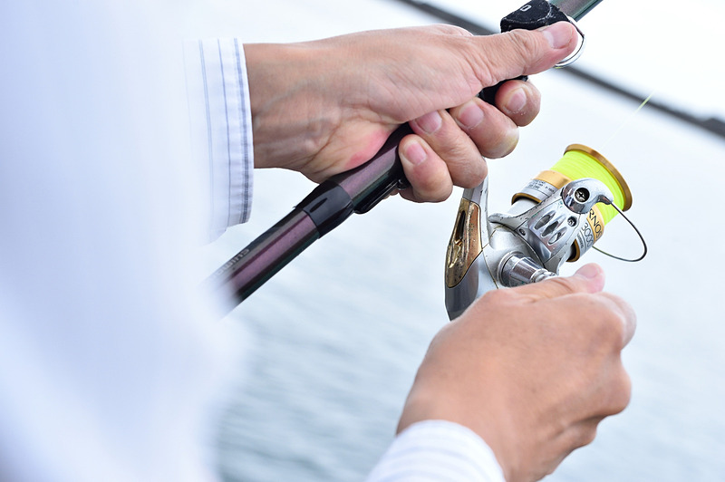 仕掛けを投入した直後、すぐにアタリが！　魚の感触にワクワク