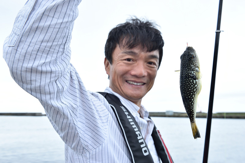 やった、大きいぞ！　満面の笑み。食べられなくてもエサ取りでも、釣り上げる感触は楽しいものだ