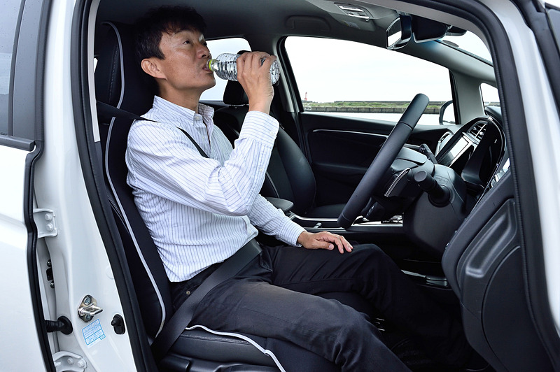 涼しい日でも定期的な水分補給は大事です