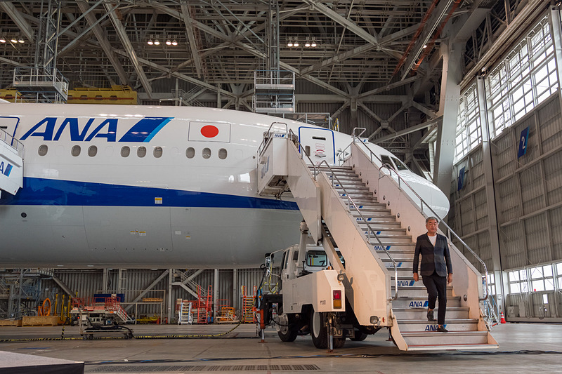 隈氏は機内から登場