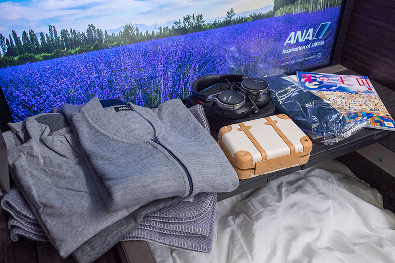 カーディガンやアメニティなど。アメニティは英「グローブ・トロッター」とコラボしたポーチを使用