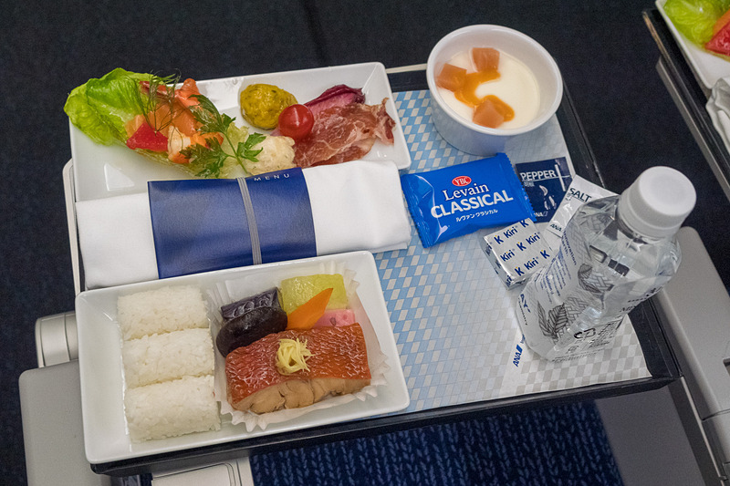 プレミアムエコノミーとエコノミークラスで4月からサービスを開始した、24時間前まで予約できる2500円の有料機内食（洋食/写真左と和食/写真右）