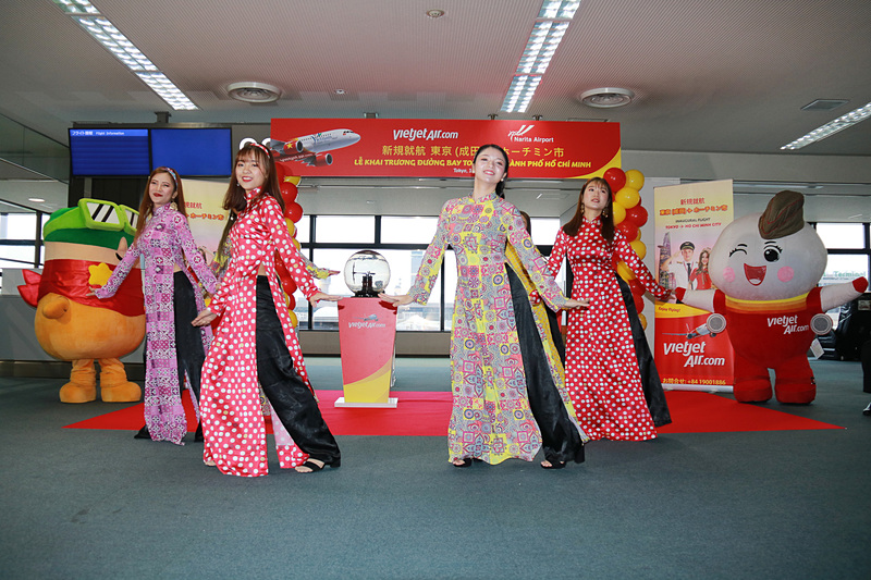 式典ではベトナムの伝統舞踊のパフォーマンスが繰り広げられた