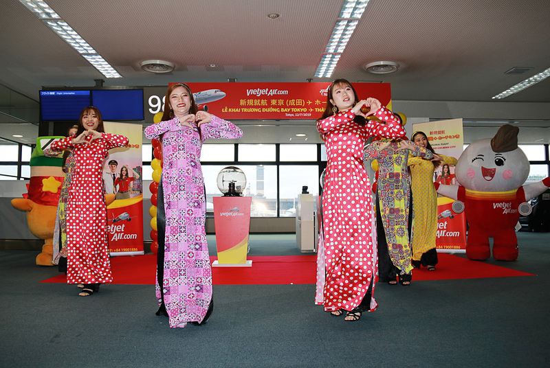 式典ではベトナムの伝統舞踊のパフォーマンスが繰り広げられた