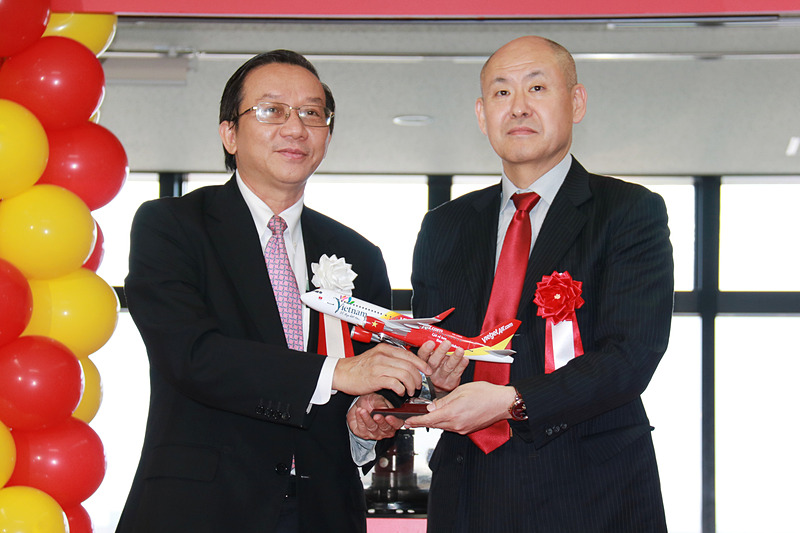 来賓への記念品として成田国際空港の田村社長、国土交通省 東京航空局 成田空港事務所 次長の原野京太郎氏、駐日ベトナム社会主義共和国公使参事官のラム・ティー・タイン・フォン氏にモデルプレーンが贈呈された