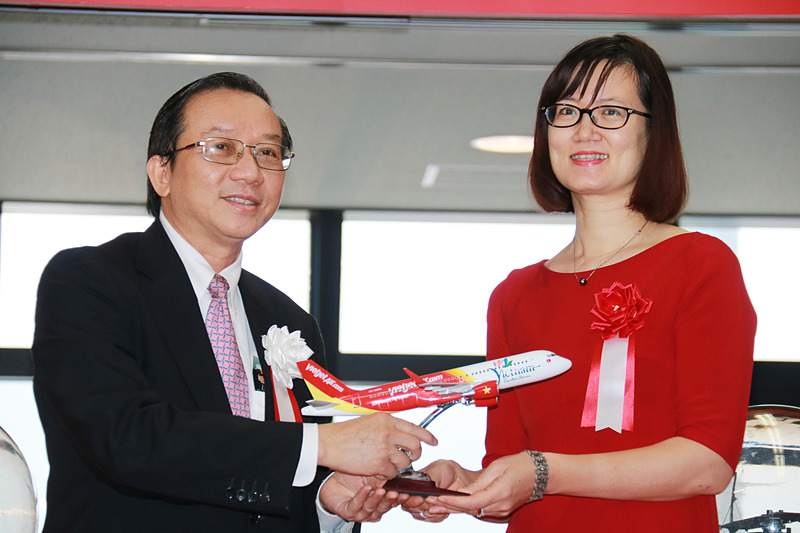 来賓への記念品として成田国際空港の田村社長、国土交通省 東京航空局 成田空港事務所 次長の原野京太郎氏、駐日ベトナム社会主義共和国公使参事官のラム・ティー・タイン・フォン氏にモデルプレーンが贈呈された