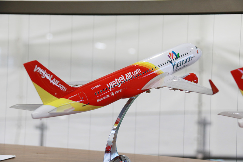 来賓への記念品として成田国際空港の田村社長、国土交通省 東京航空局 成田空港事務所 次長の原野京太郎氏、駐日ベトナム社会主義共和国公使参事官のラム・ティー・タイン・フォン氏にモデルプレーンが贈呈された