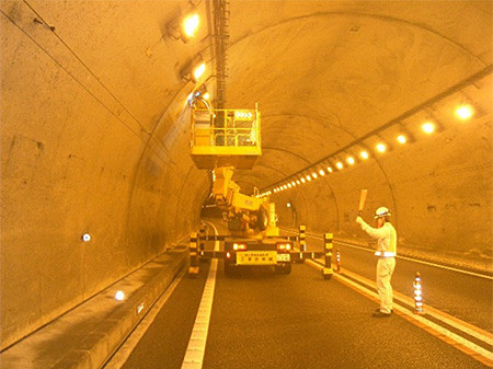 トンネル照明設備点検
