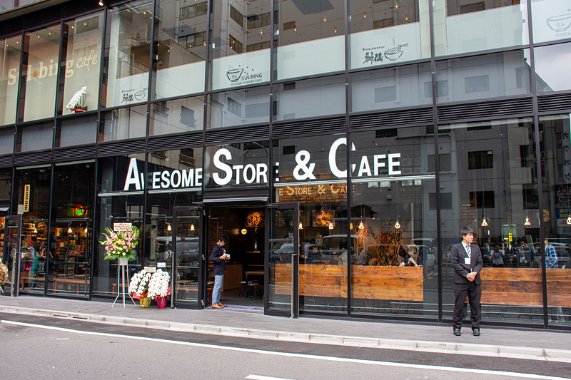 通りに面した「オーサムストア＆カフェ」