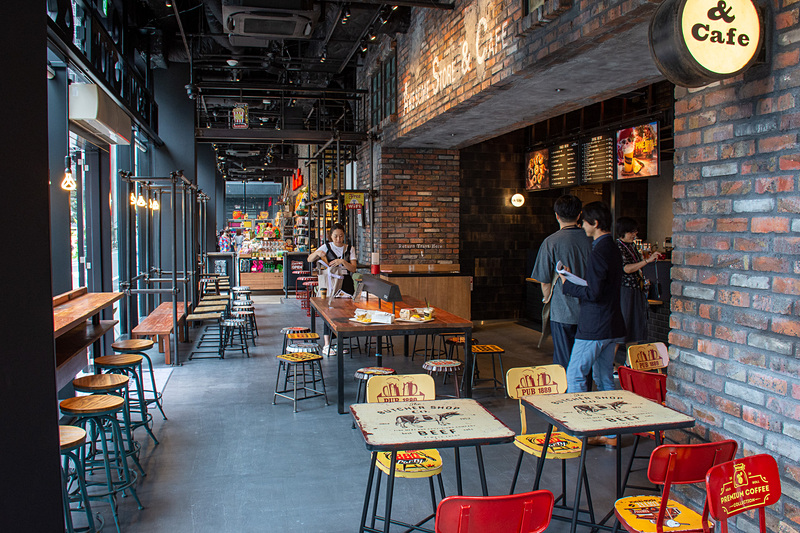 カフェ併設は原宿に続く2店舗目だが、規模的にこちらが旗艦店になるという