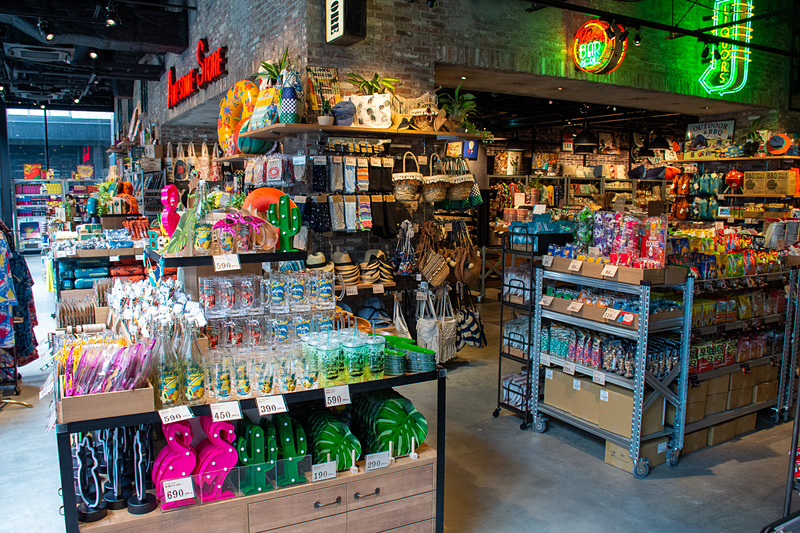 半分は雑貨の販売スペース。ポップアートを扱った商品が多数並ぶ