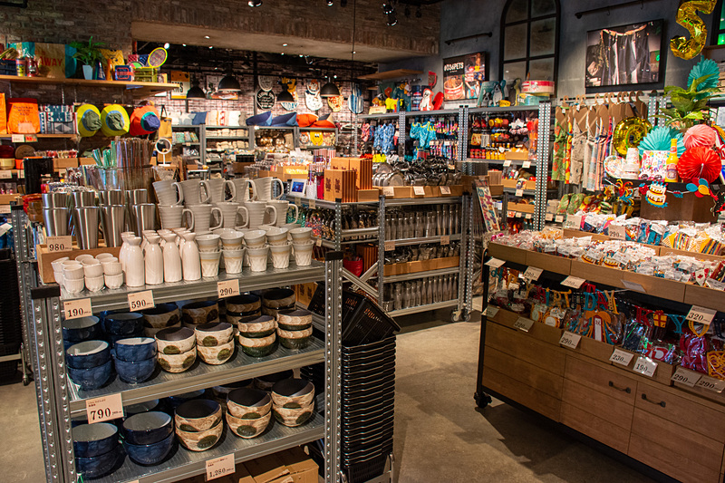 半分は雑貨の販売スペース。ポップアートを扱った商品が多数並ぶ
