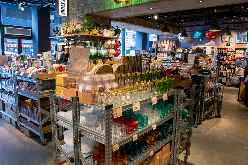 半分は雑貨の販売スペース。ポップアートを扱った商品が多数並ぶ