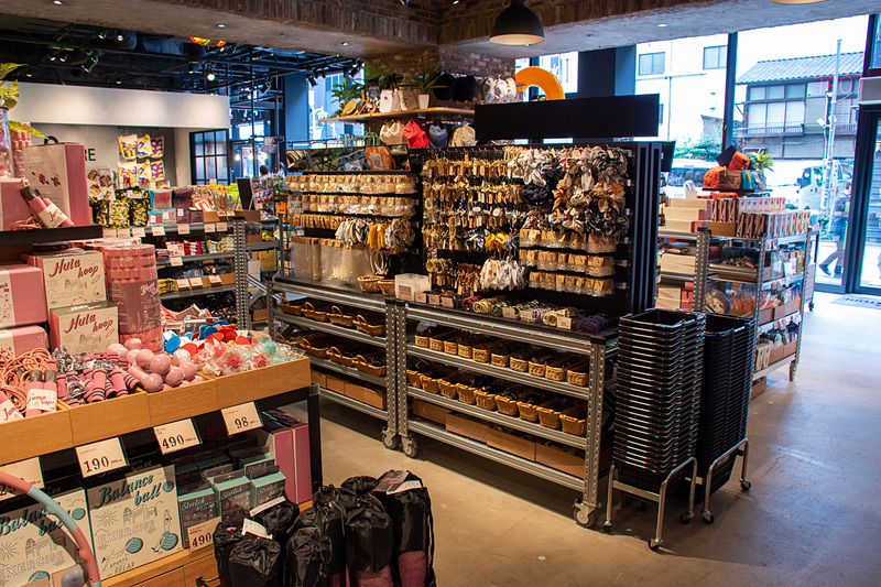 半分は雑貨の販売スペース。ポップアートを扱った商品が多数並ぶ