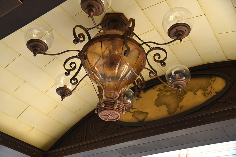 ランプはカメリア・ファルコが世界を巡る際に利用した熱気球を彷彿させる造形