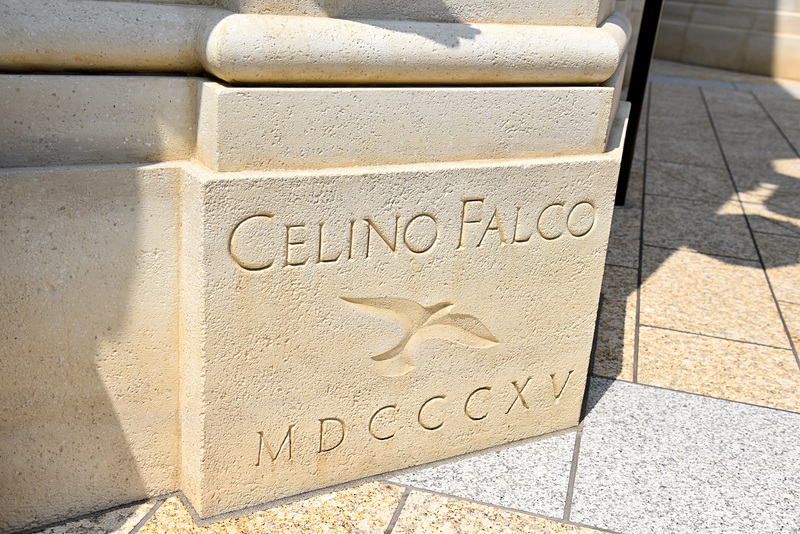 定礎に「飛行への精神に捧げる」や創立者の名前が刻まれていた