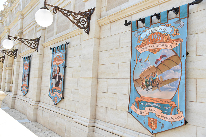 3枚のバナーには展覧会開催のお知らせ