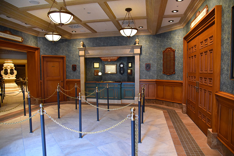 ロビー内へ。レセプションがあり、受付には記帳するためのノート。奥にはガイドなども