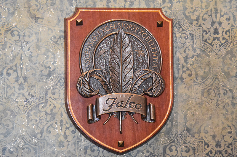 左右には「S.E.A.」とファルコ家の紋章。こちらは羽根が印象的なファルコ家のもの