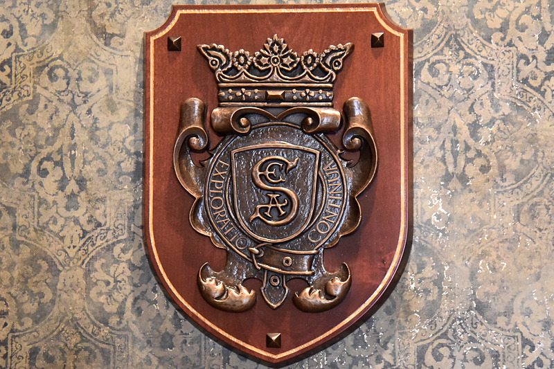 向かって左側は「S.E.A.」の紋章