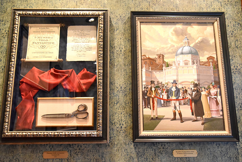 オープニングセレモニーの絵画やリボン、書類などを展示