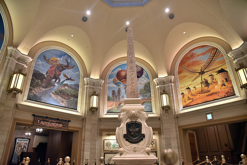 中央にそびえるオベリスク。鳥や虫など空飛ぶモチーフの象形文字が刻まれていた