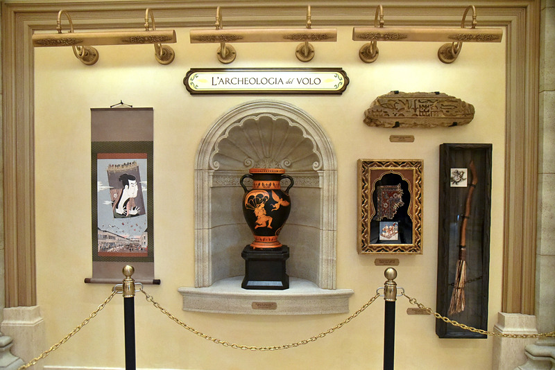 大きな壺や空飛ぶ絨毯の切れ端らしき布を鑑賞できる「考古学」