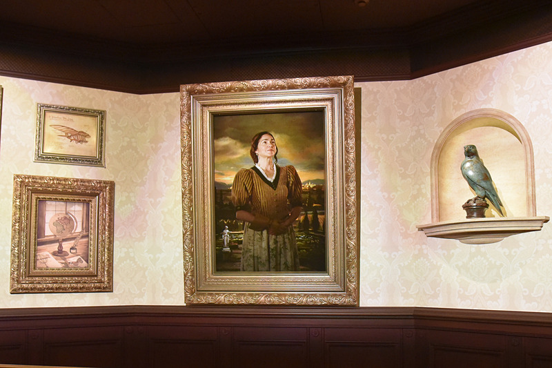 正面には肖像画と彼女の愛したアレッタの像も