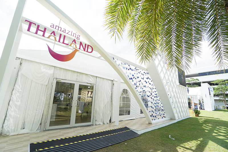 会場は庭園にテントを建てられたテント