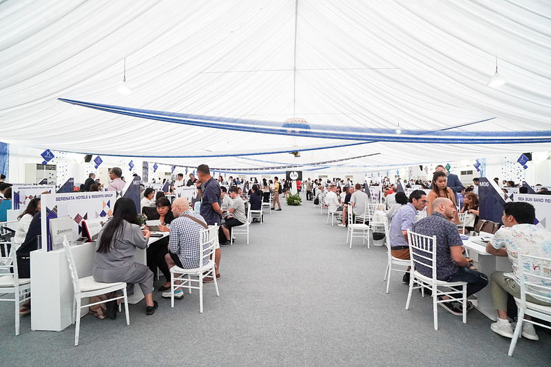 TTM＋のテント内。商談ブースがズラッと並ぶ