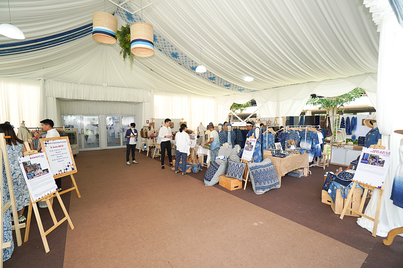 工芸品を展示販売するコーナー