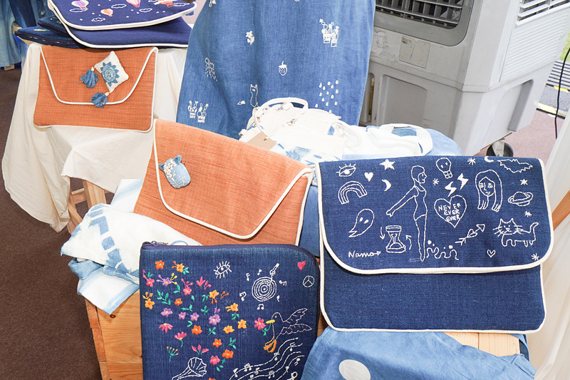 刺繍のポーチなども