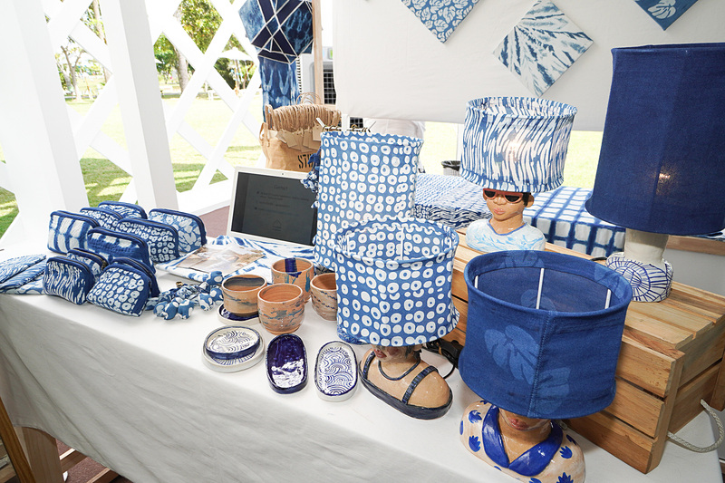 インディゴ染のランプシェードなど