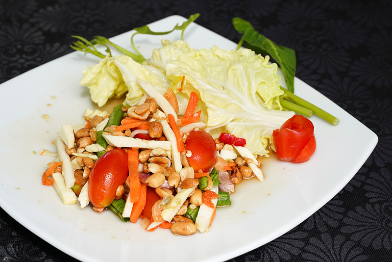 ドリアン入りソムタム。ドリアンが入った辛いサラダ。通常青パパイヤを使うことが多い