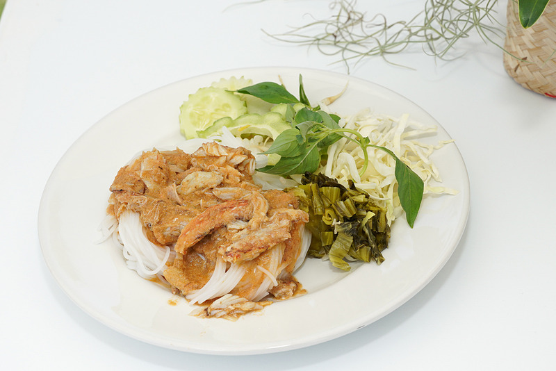 米粉麺にプーパッポンカレーがけ。パタヤのあるチョンブリー地方のレシピ。カレーはカニ入りでマイルド