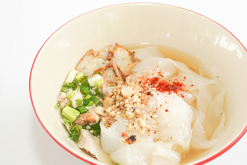 チョンブリー県のバーンブン豚を使った麺。魚のアゲが入っている