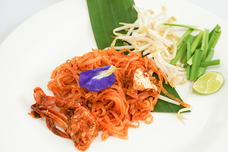 海老入りの焼きそば。パッタイ。味は甘め。厚揚げやタクアン、卵焼きなどが混ざっていることもある