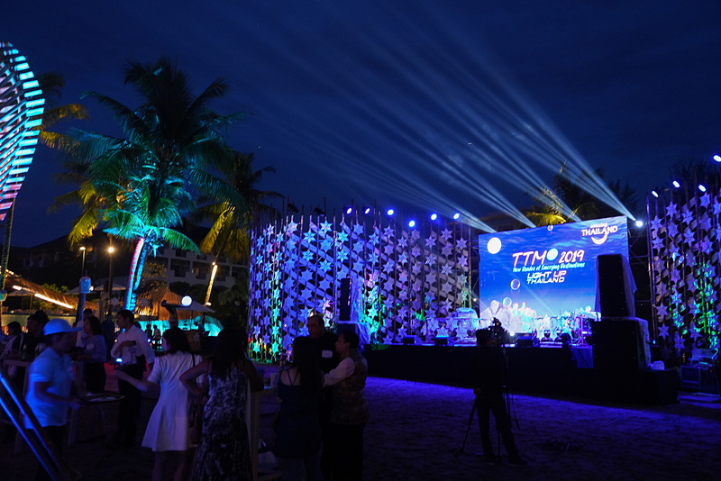 屋外に大きなステージ