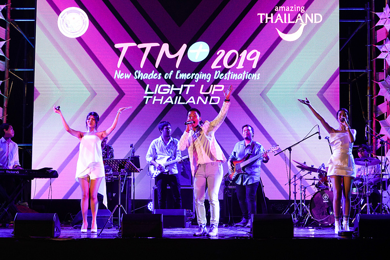 ステージ上では懐メロショー