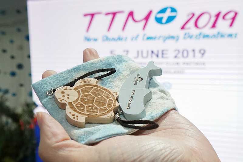 メディア・ブリーフィングにて配られた資料の入ったUSBメモリ。「海を守ろう」のメッセージが入ったカワイイ手作り。実にタイっぽい心配りだ