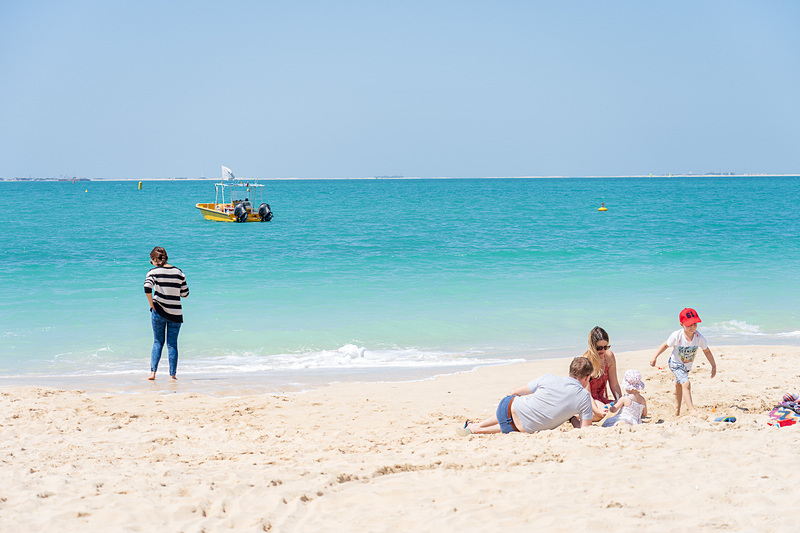 白い砂と青い海が目の前に広がる会場