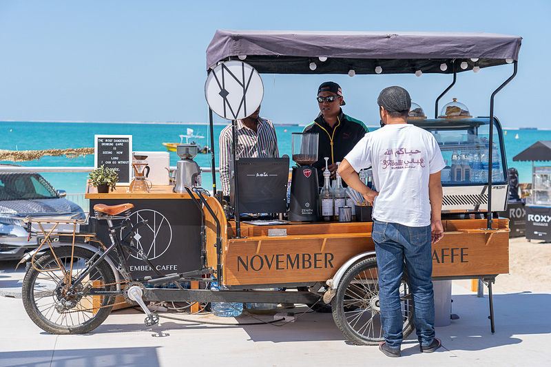 のんびりと国際色豊かなお料理を楽しんでいる人たち。なんて平和な光景！