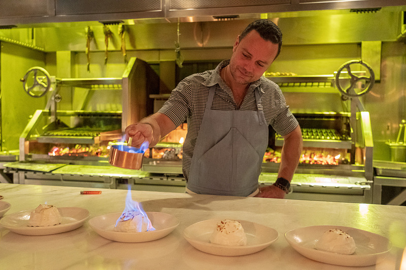 デザートのメレンゲに焼き色を付けるマイヤーズ氏