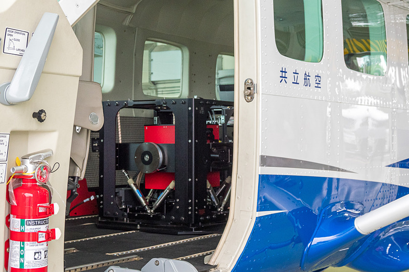 国土地理院が空からの重力測定「航空重力測量」をスタート。セスナ208型機に積まれた航空重力計で、4年間をかけて全国を測量する